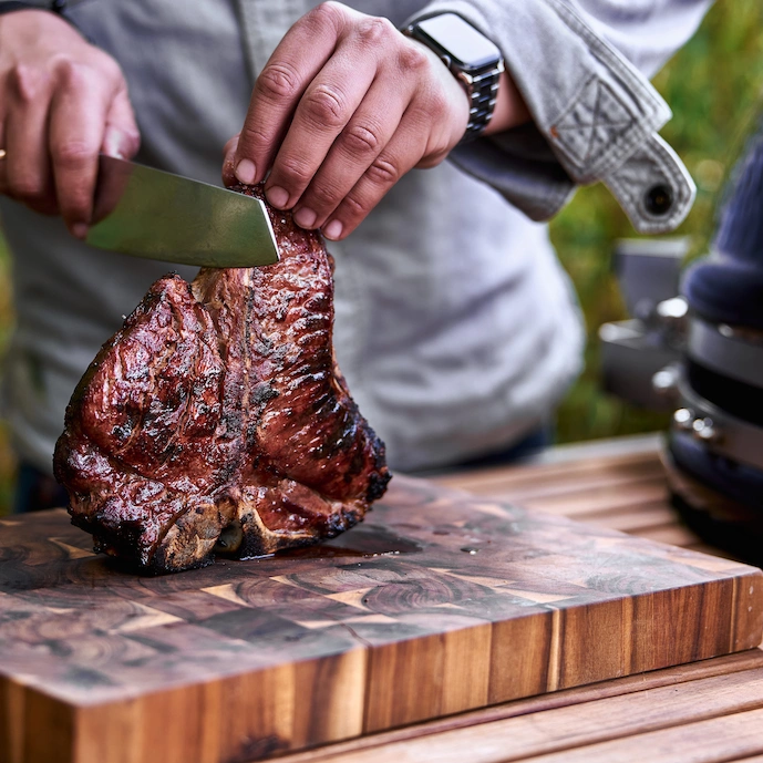 gegrilltes-fleisch-von-the-meatlovers-wird-von-einem-mann-zerschnitten